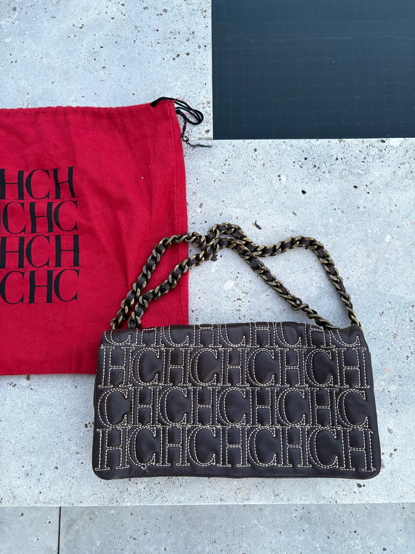 CAROLINA HERRERA. Bolso clutch marrón piel