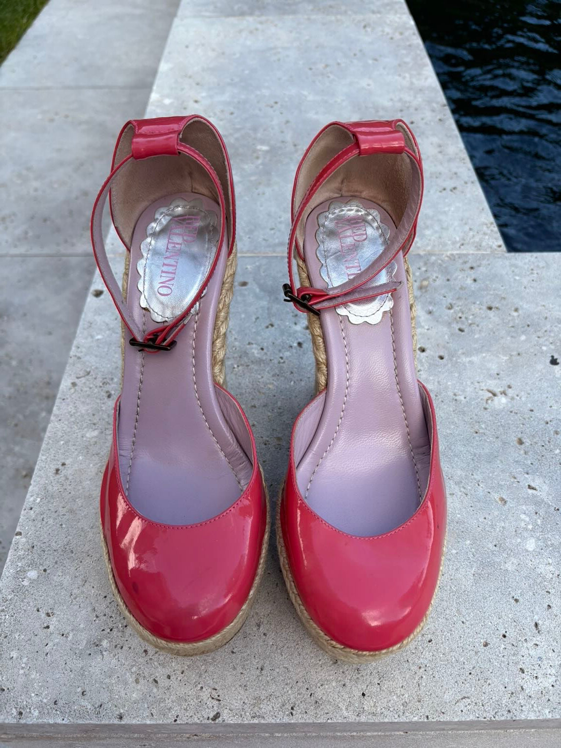 RED VALENTINO. Cuña esparto charol en rojo. T 38