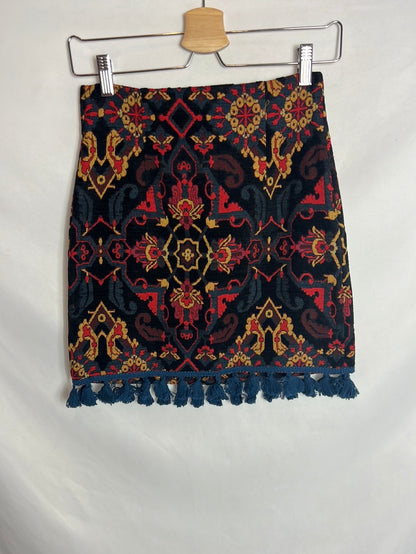 ZARA. Falda corta bordados y borlas. TXS