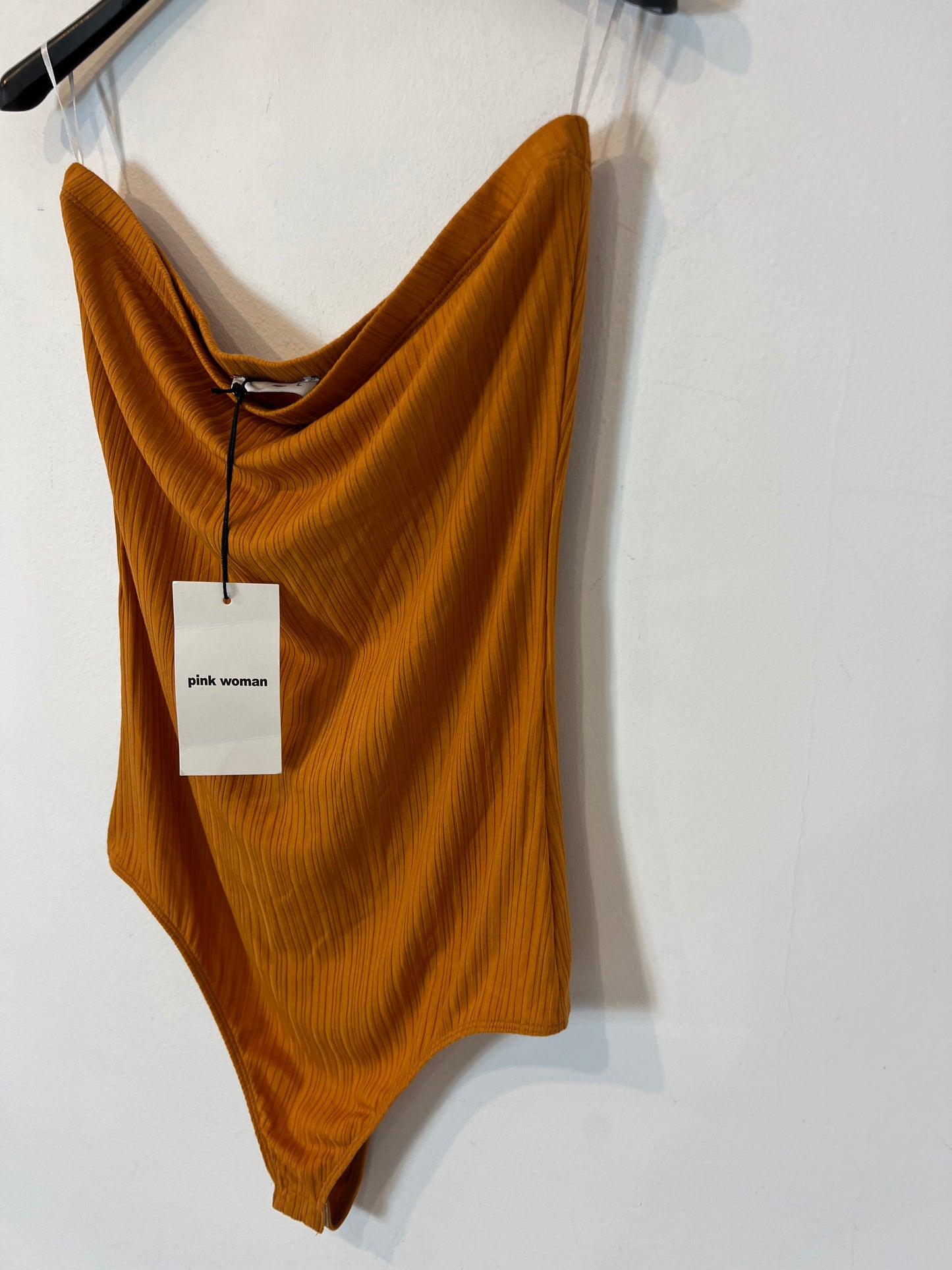 PINK WOMAN. body mostaza canalé T.l