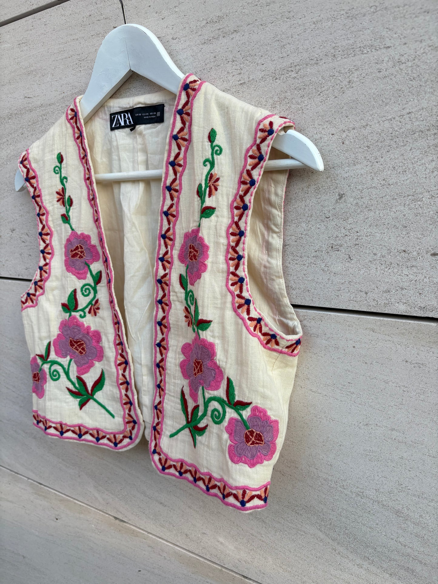 ZARA. Chaleco bordado colores