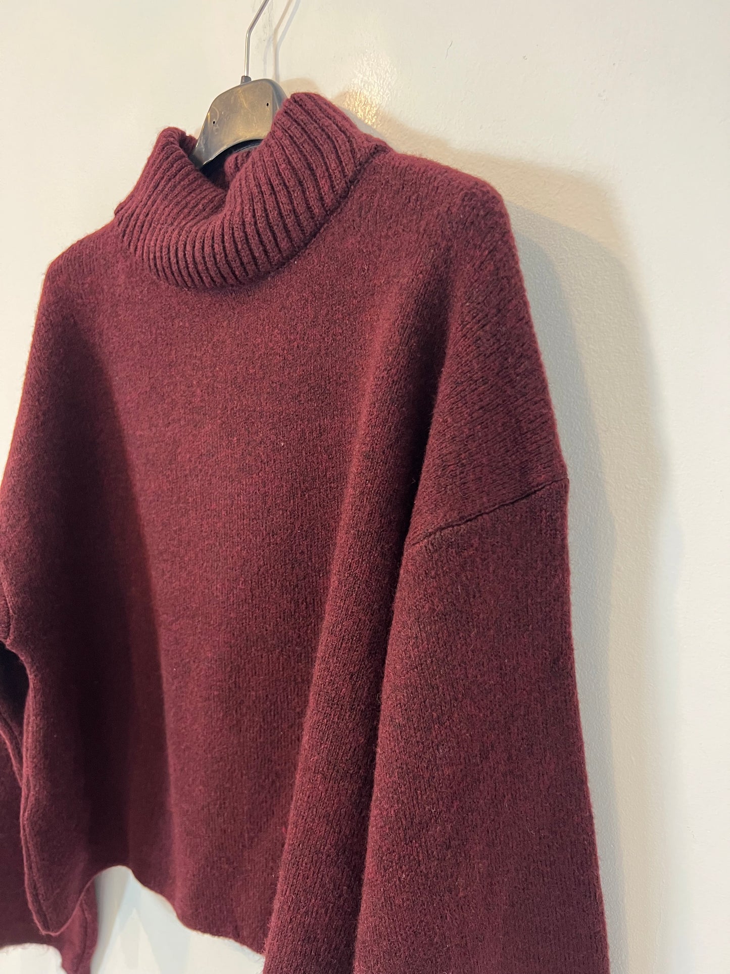 MANGO. Burgundy turtleneck sweater Ts