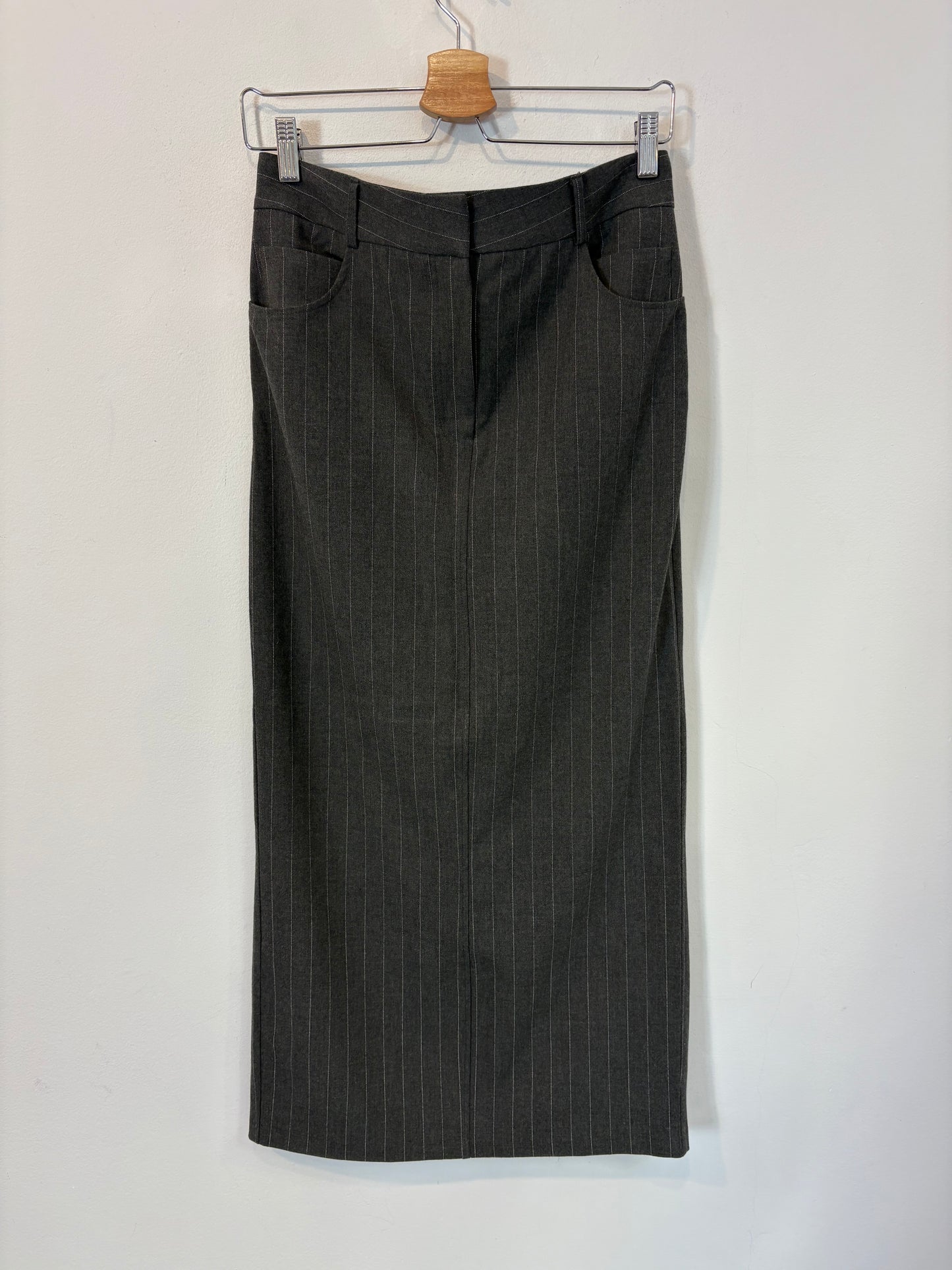 ZARA. Falda midi gris rayas