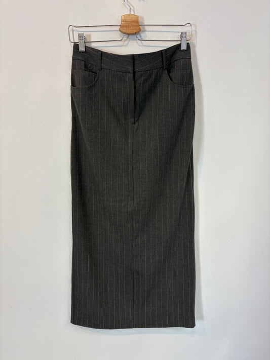 ZARA. Falda midi gris rayas