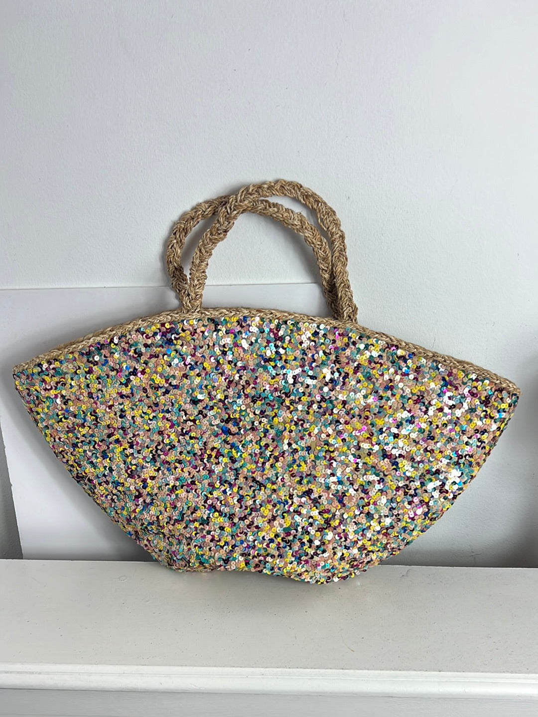 ZARA. Cesta mimbre lentejuelas colores