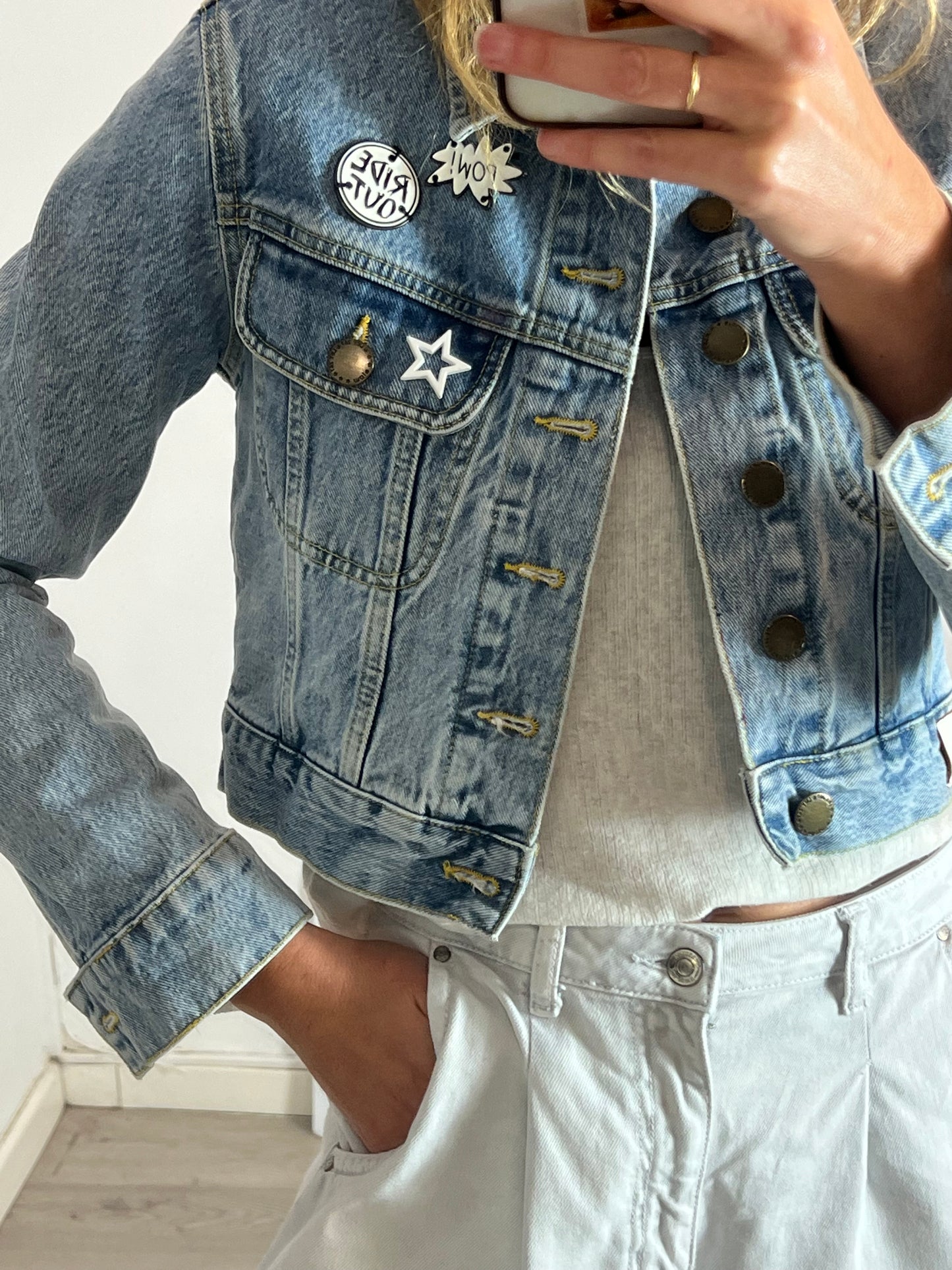 MAJE. Cazadora denim chapas T.36