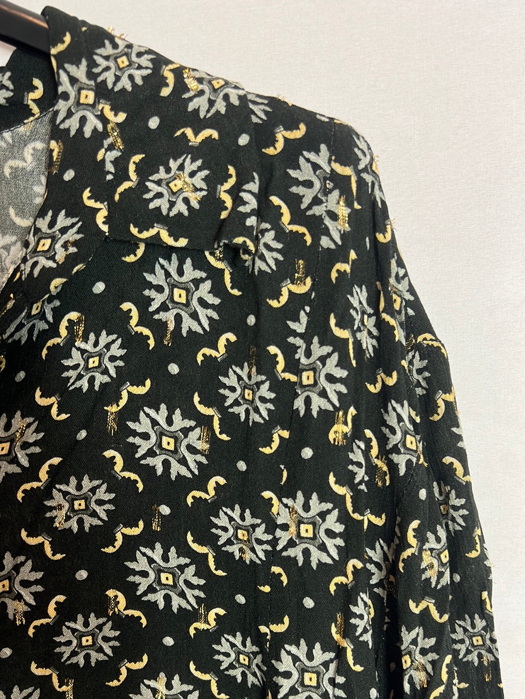 ZARA. Blusa negra fluida detalles dorados. T M