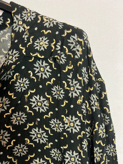 ZARA. Blusa negra fluida detalles dorados. T M