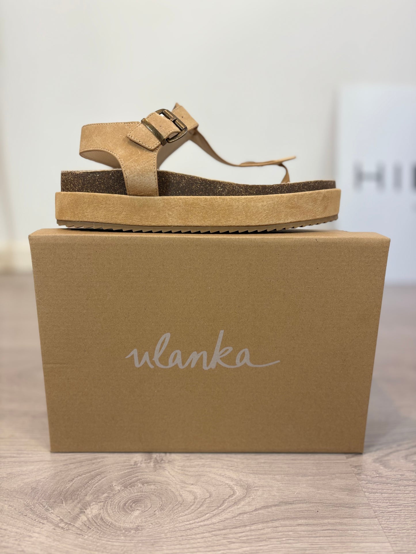 ULANKA. Sandalia piel beige. T 40