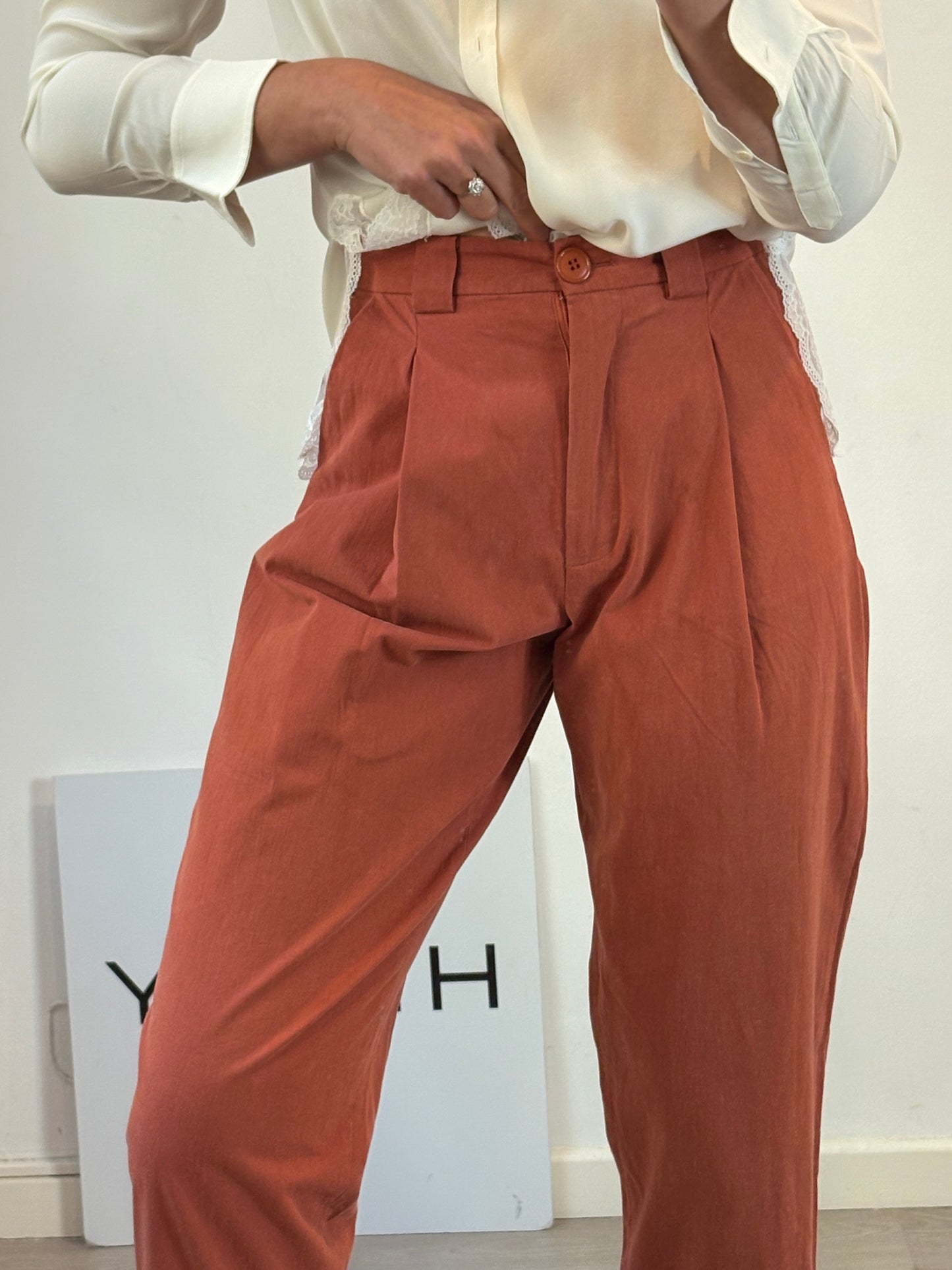 STELLA NOVA. Pantalón rojizo detalle bajo