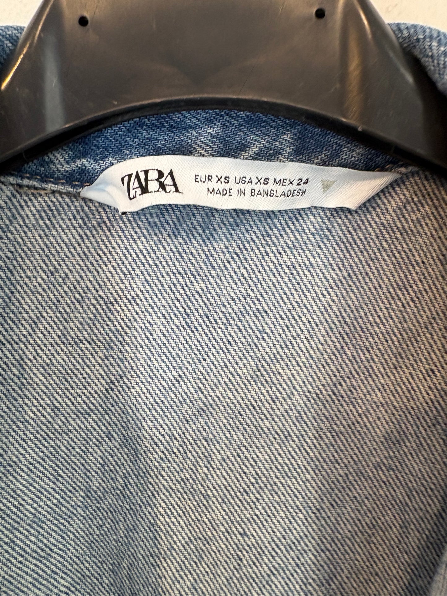 ZARA. Mono denim bolsillos