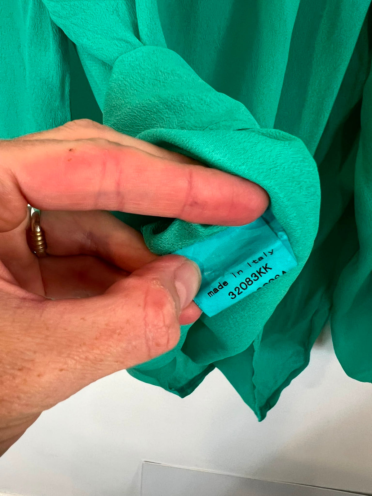ÁNGELA DAVIS. Blusa verde con seda