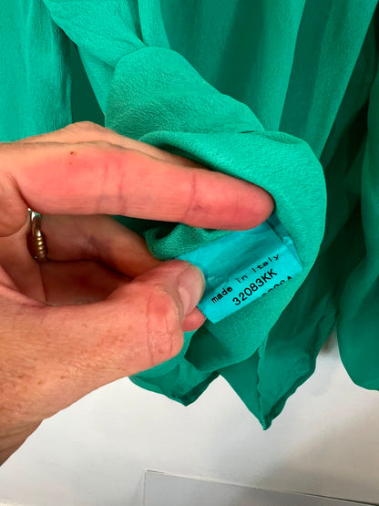 ÁNGELA DAVIS. Blusa verde con seda