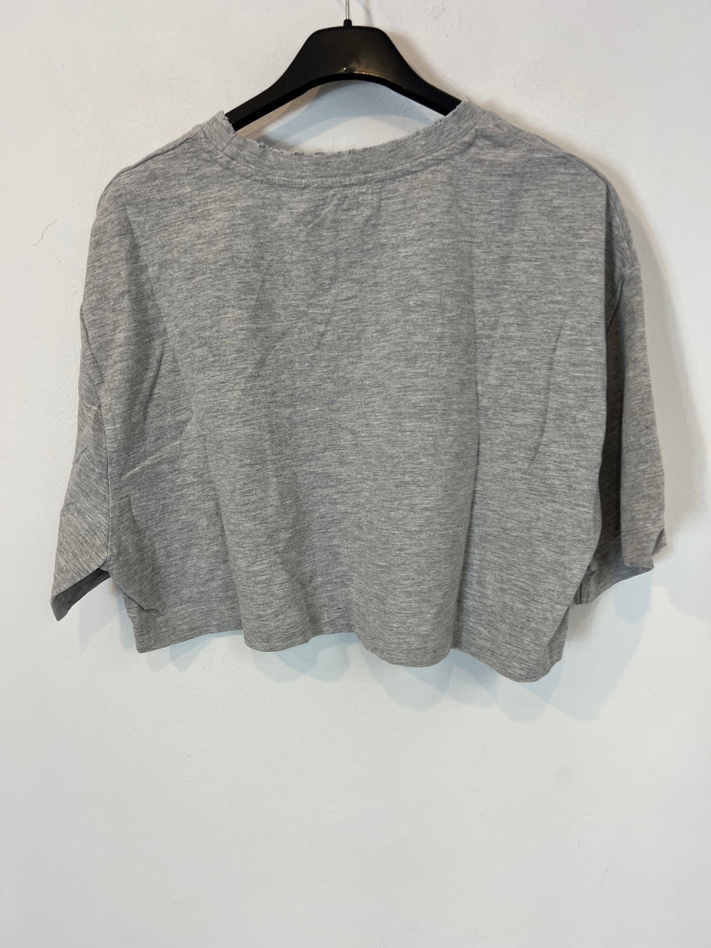 ZARA. Camiseta crop gris detalle cuello. T L