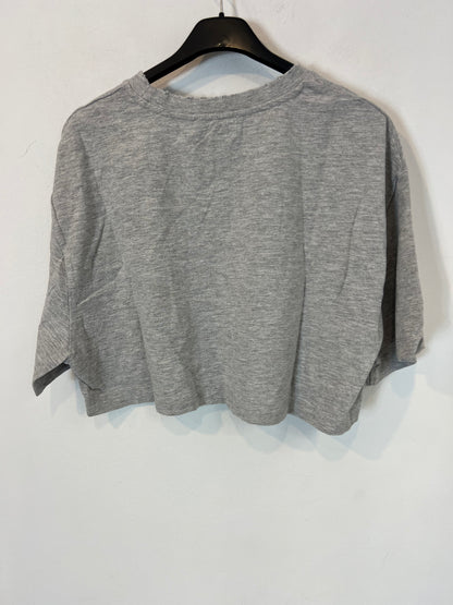 ZARA. Camiseta crop gris detalle cuello. T L