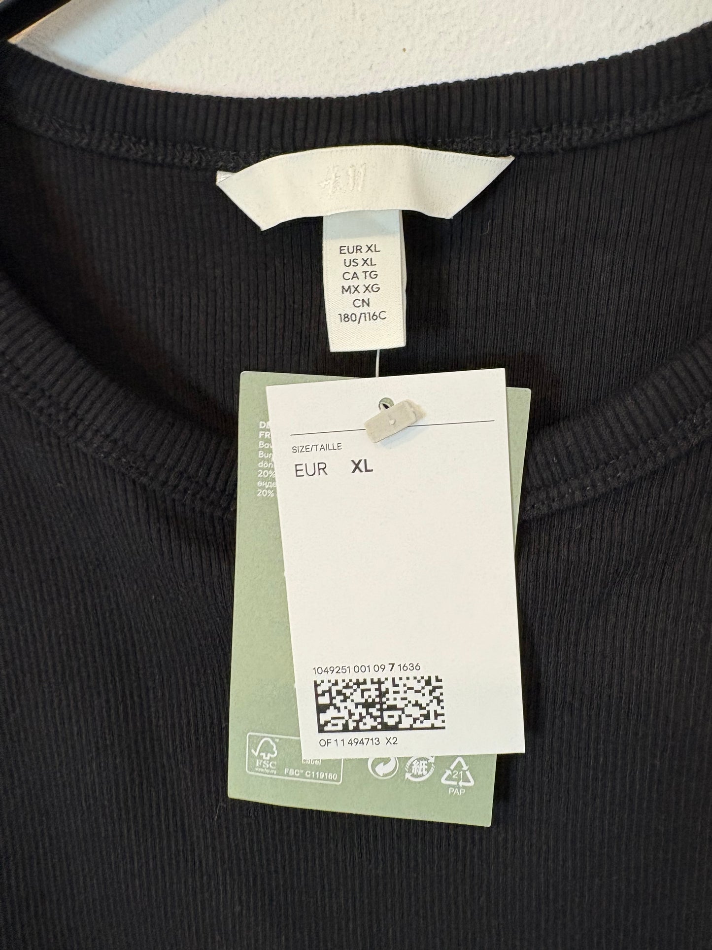 H&M. Top negro canalé