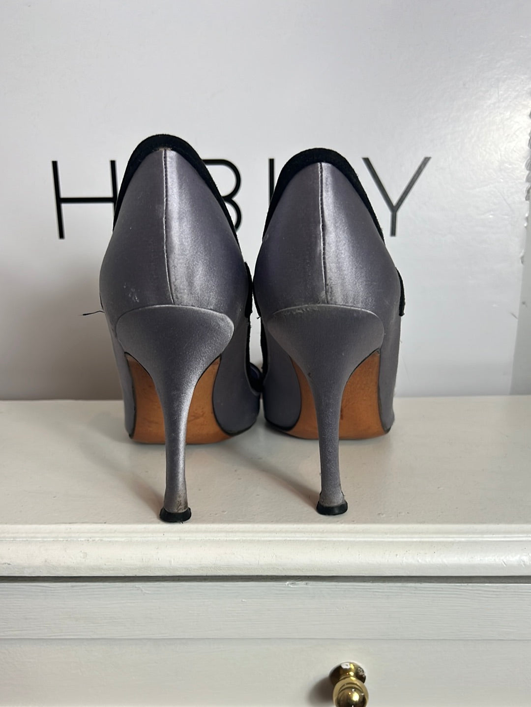 MANOLO BLAHNIK. Stilettos morados detalle en negro. T 39.5