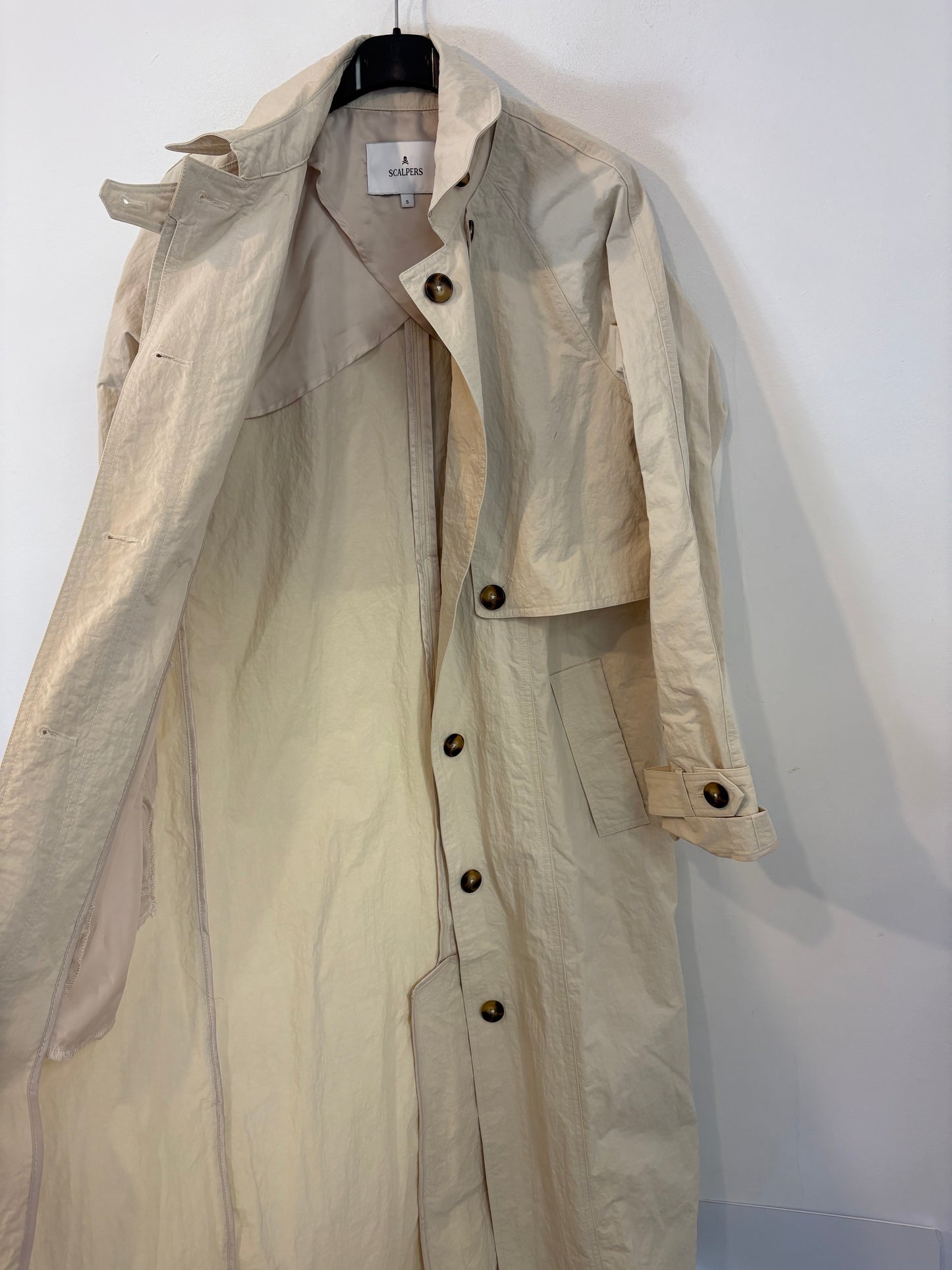 SCALPERS. Gabardina larga beige textura