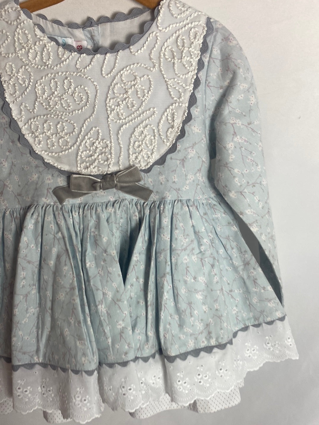 BELCOQUET. Vestido flores cuello bordado. T.3 años