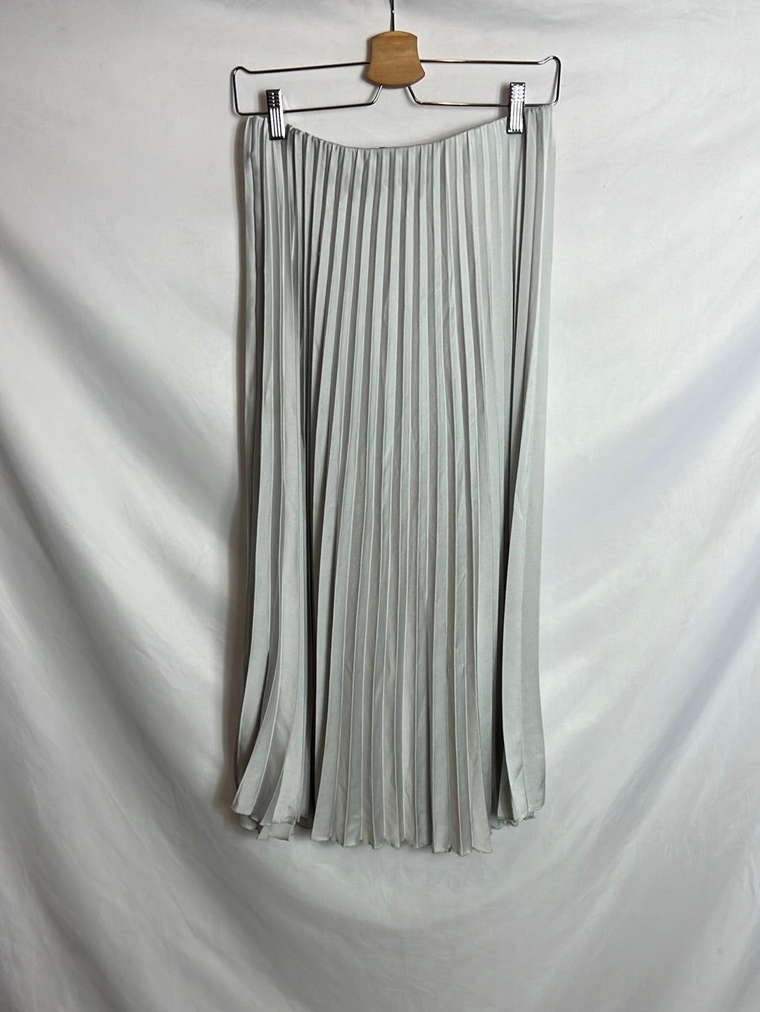 ZARA. Light gray pleated midi skirt. TM