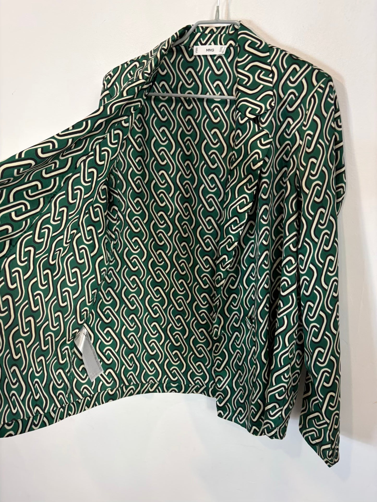MANGO. Chaqueta fluida estamapdo retro