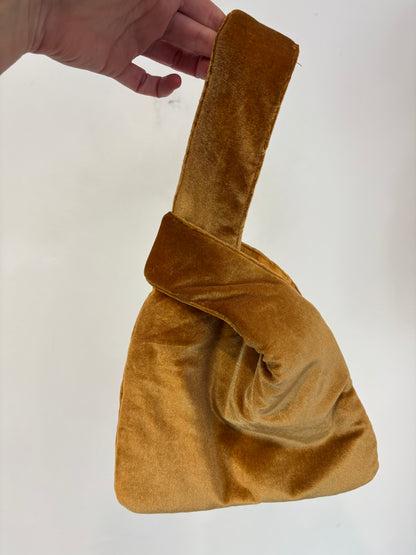 Bolso terciopelo mostaza detalle asa