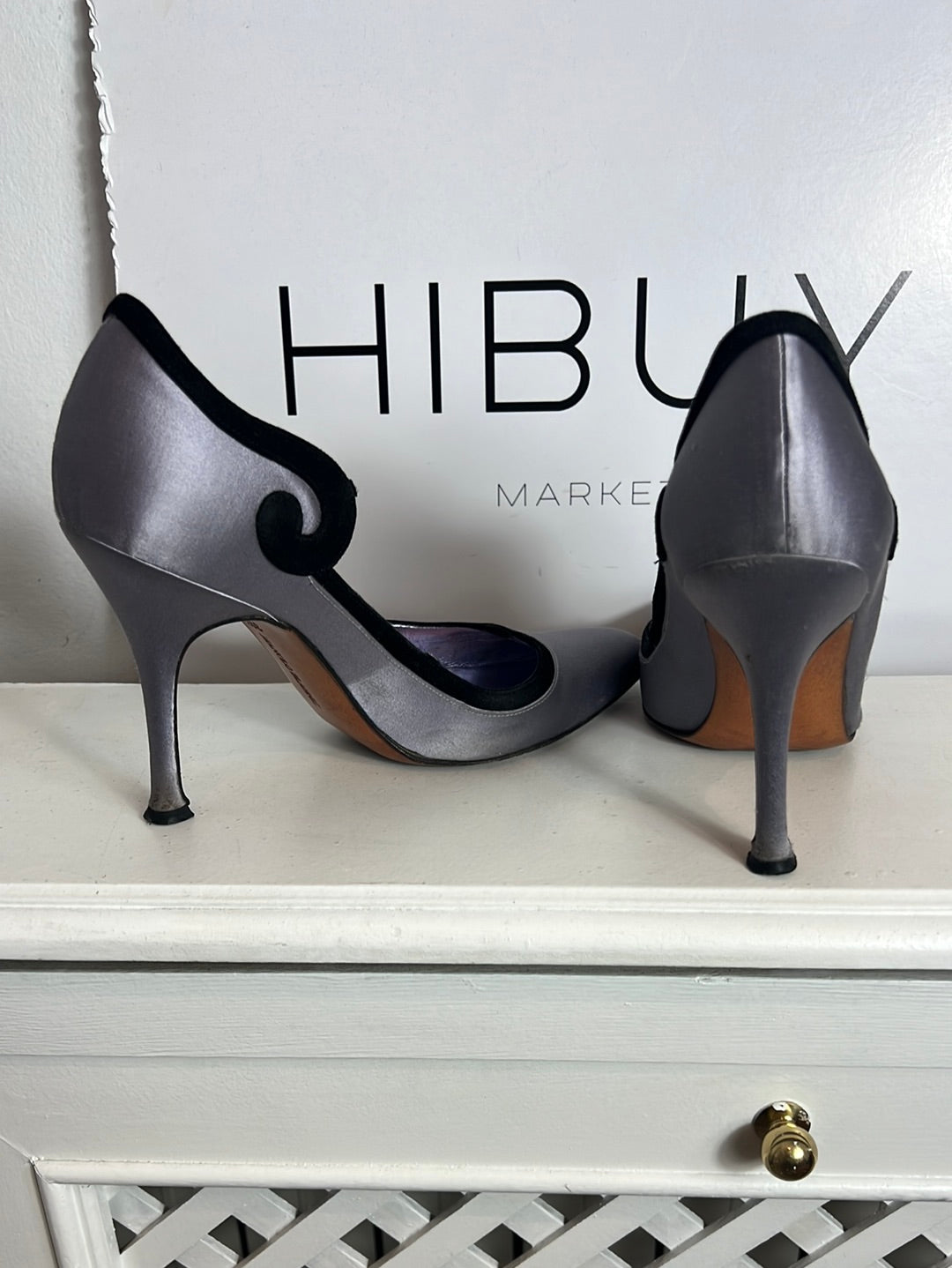 MANOLO BLAHNIK. Stilettos morados detalle en negro. T 39.5