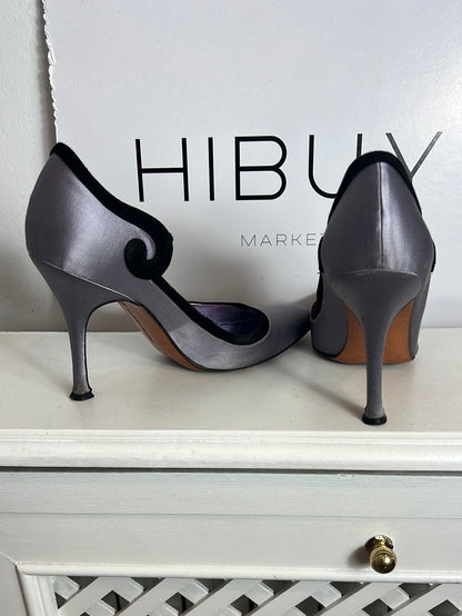 MANOLO BLAHNIK. Stilettos morados detalle en negro. T 39.5