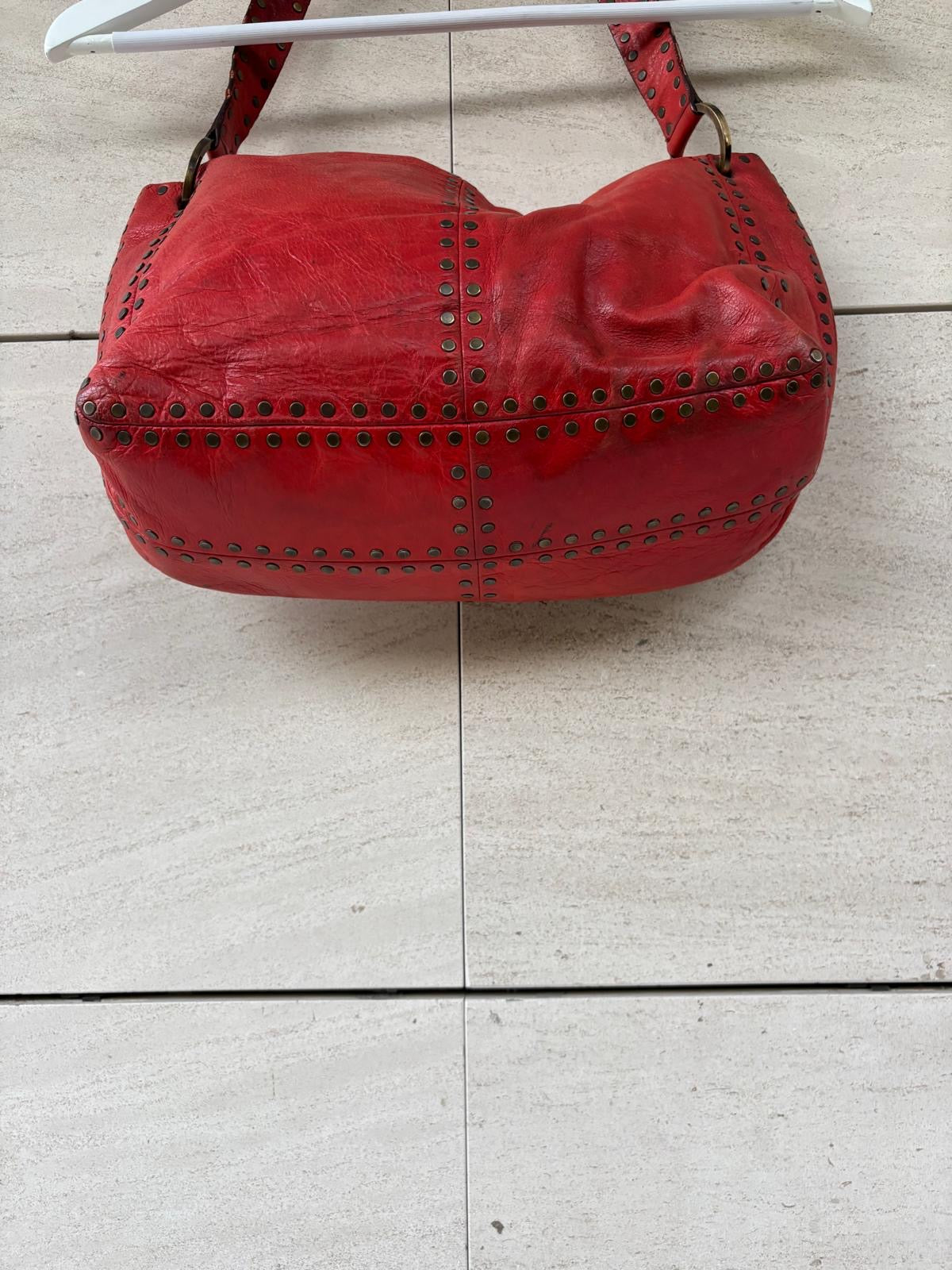CAROLINA HERRERA. Bolos de hombro rojo tachuelas vintage