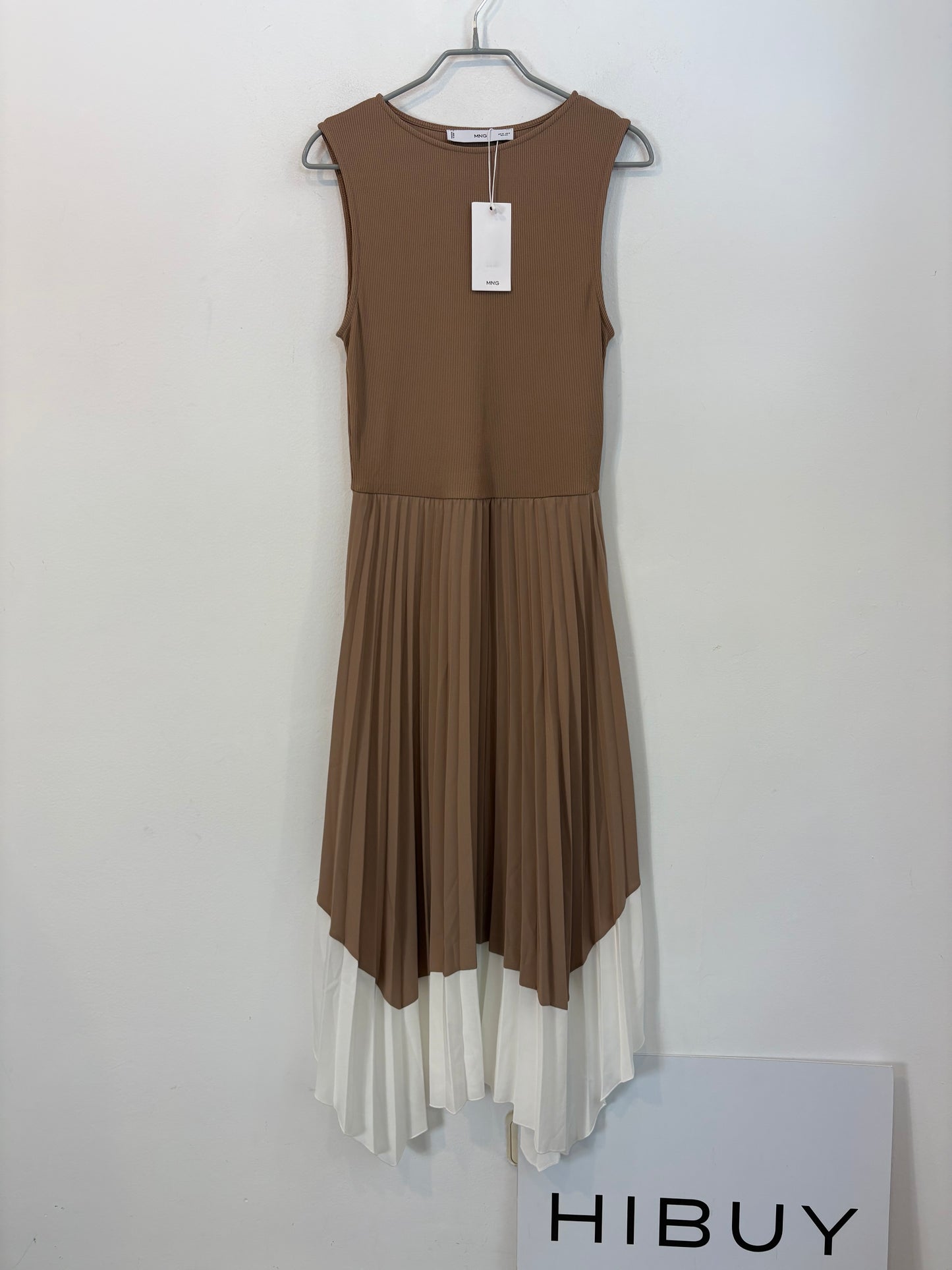 MANGO. Vestido midi plisado bicolor