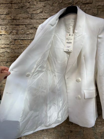 ZARA. Blazer blanca hombreras