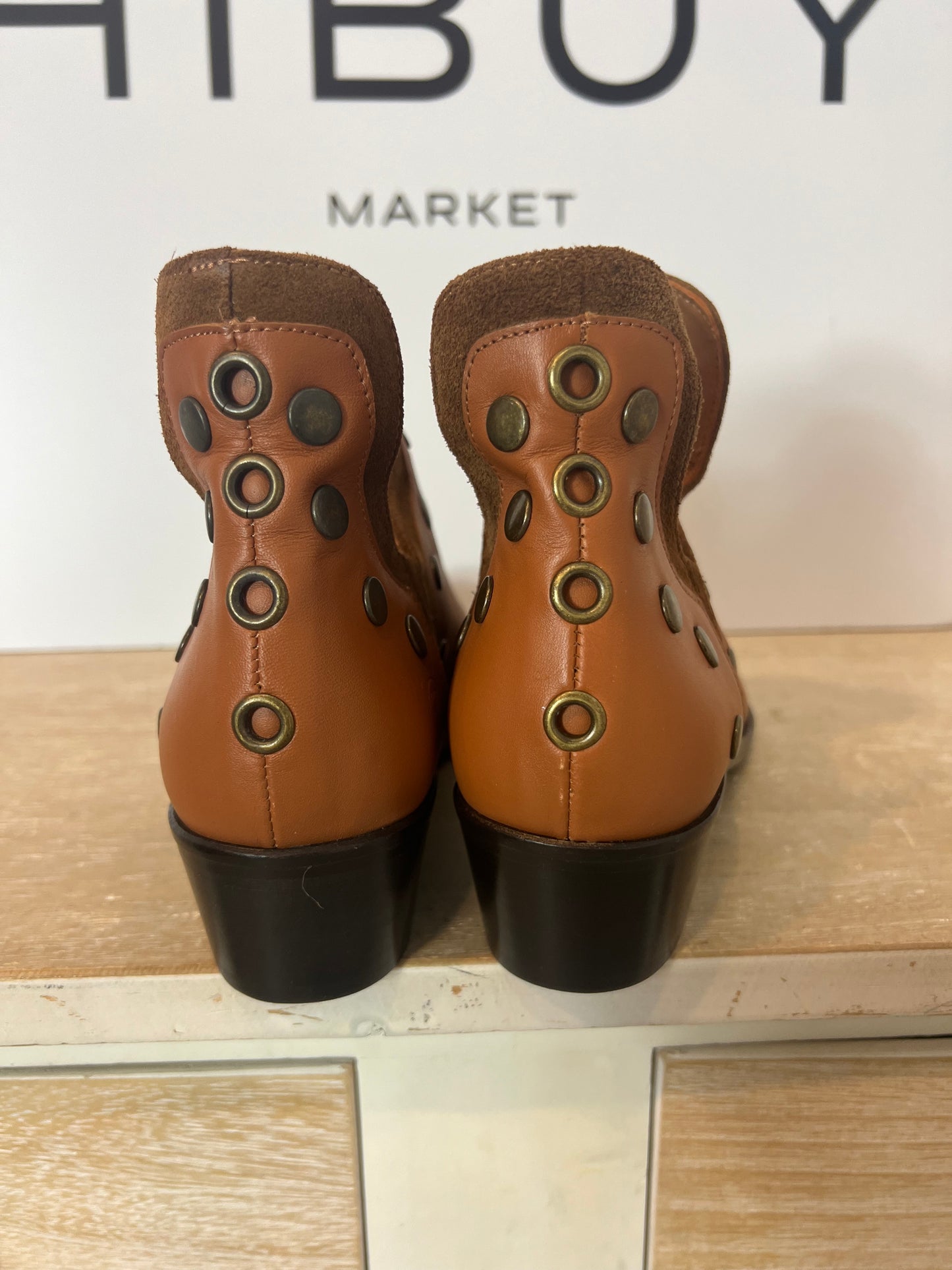 MICUIR. Botines camel tachuelas T.38