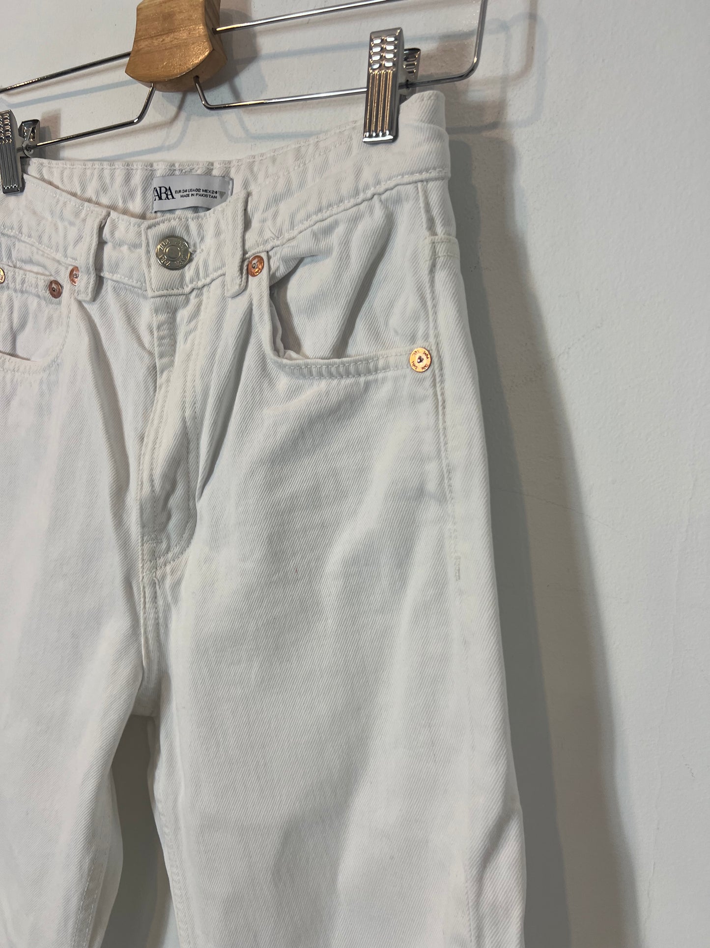 ZARA. Denim blanco abotonado. T 34