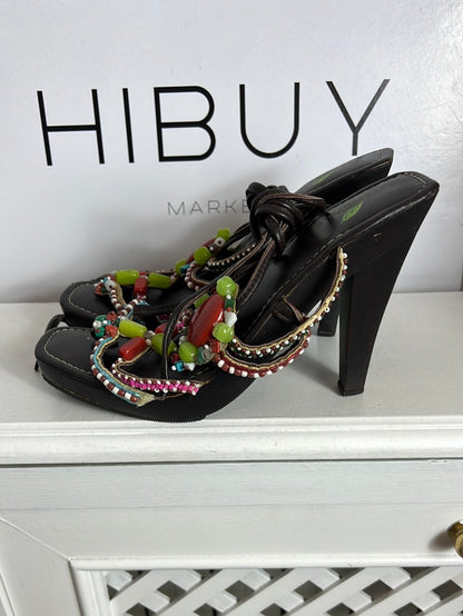 SANDALO ESSENCE. Sandalia marrón detalles pedrería colores. T 39