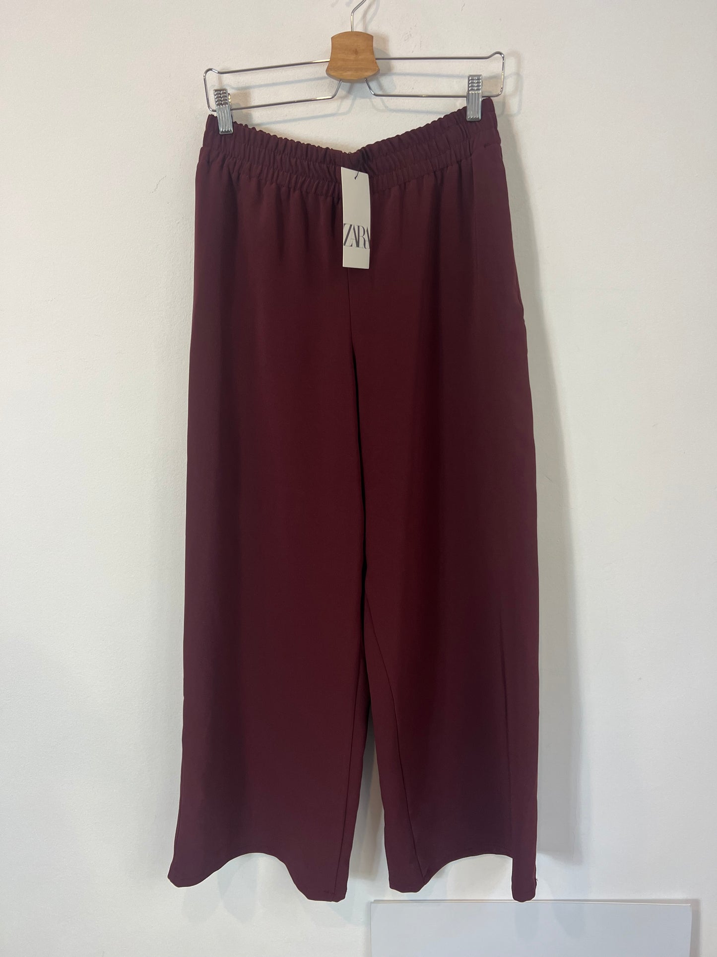 ZARA. Total look fluido burdeos. T M