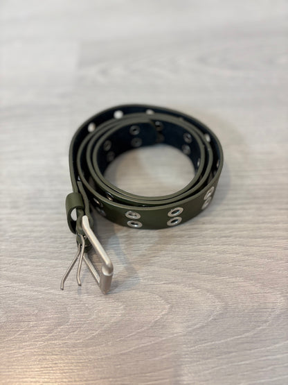 OTRAS. Cinturón verde tachuelas con piel