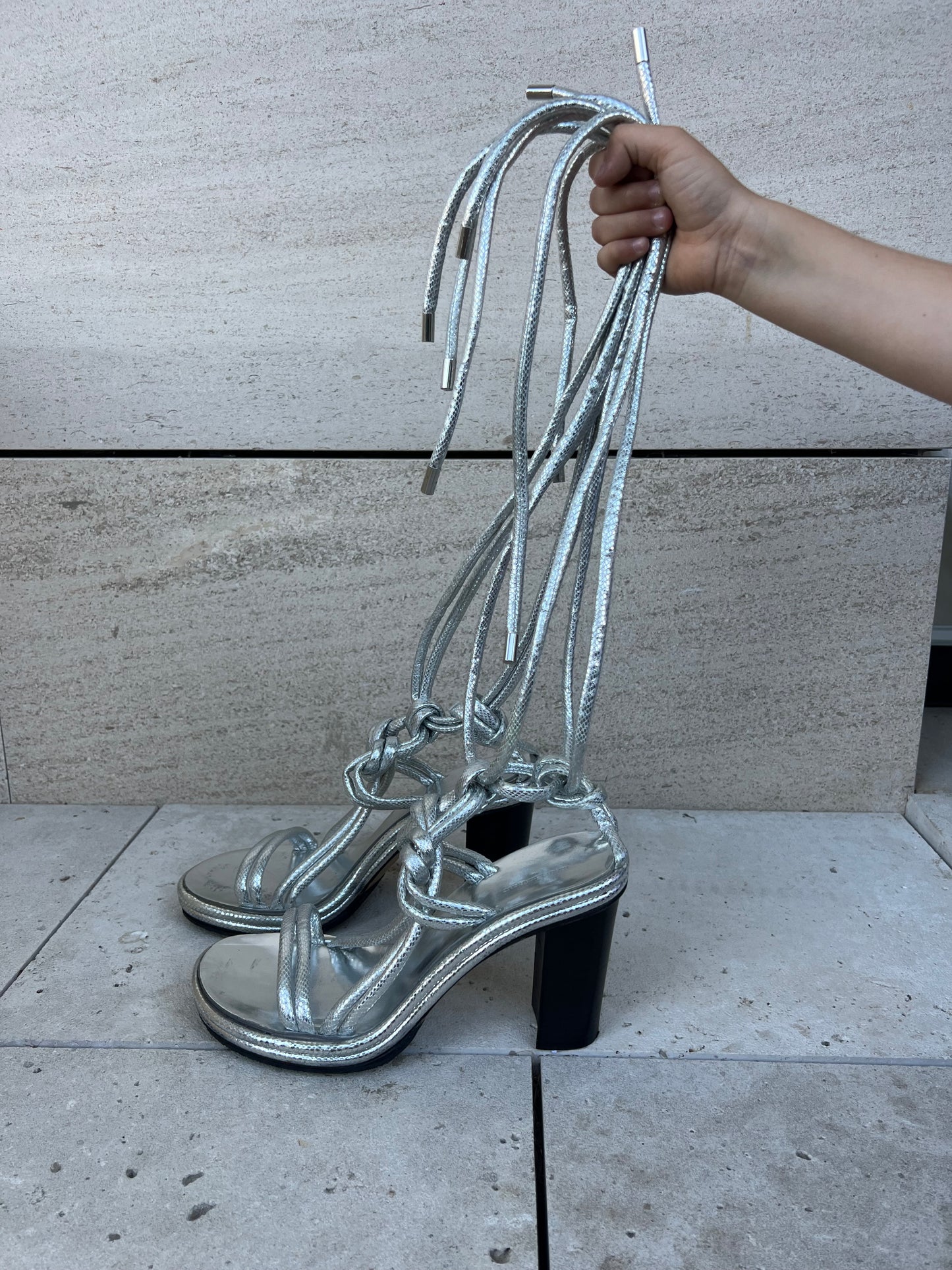 ISABEL MARANT. Sandalia plateada tiras T 39