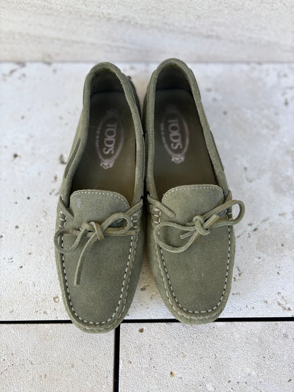 TOD´S . Mocasines piel en verde.  37..5