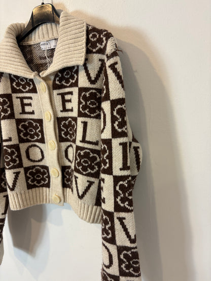 BERSHKA. Chaqueta punto letras