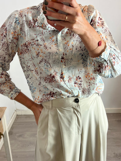 INDI &amp; COLD. Flowy floral blouse with ruffled collar. TM