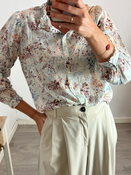 INDI &amp; COLD. Flowy floral blouse with ruffled collar. TM