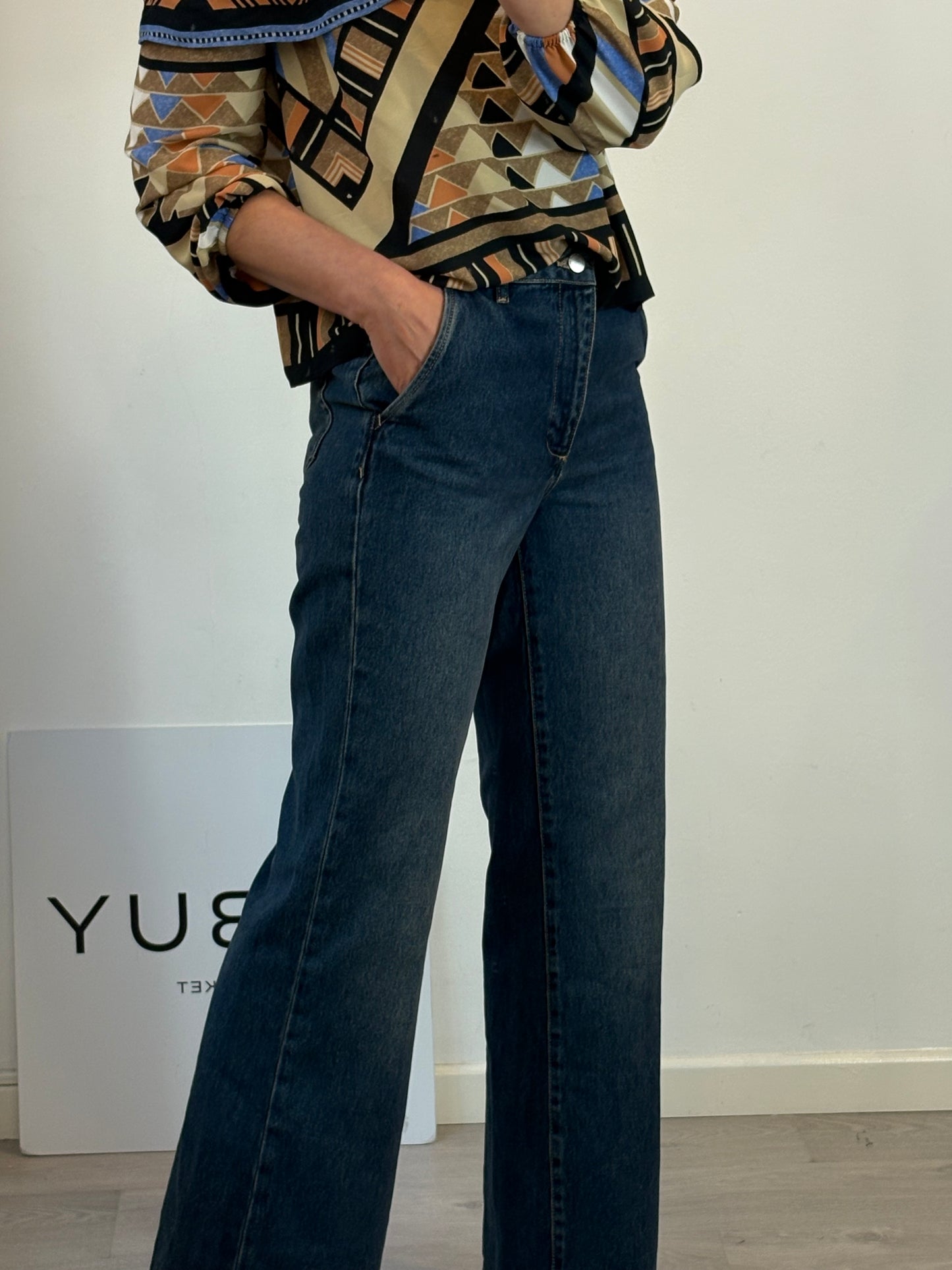 MANGO. Denim pata ancha tiro medio