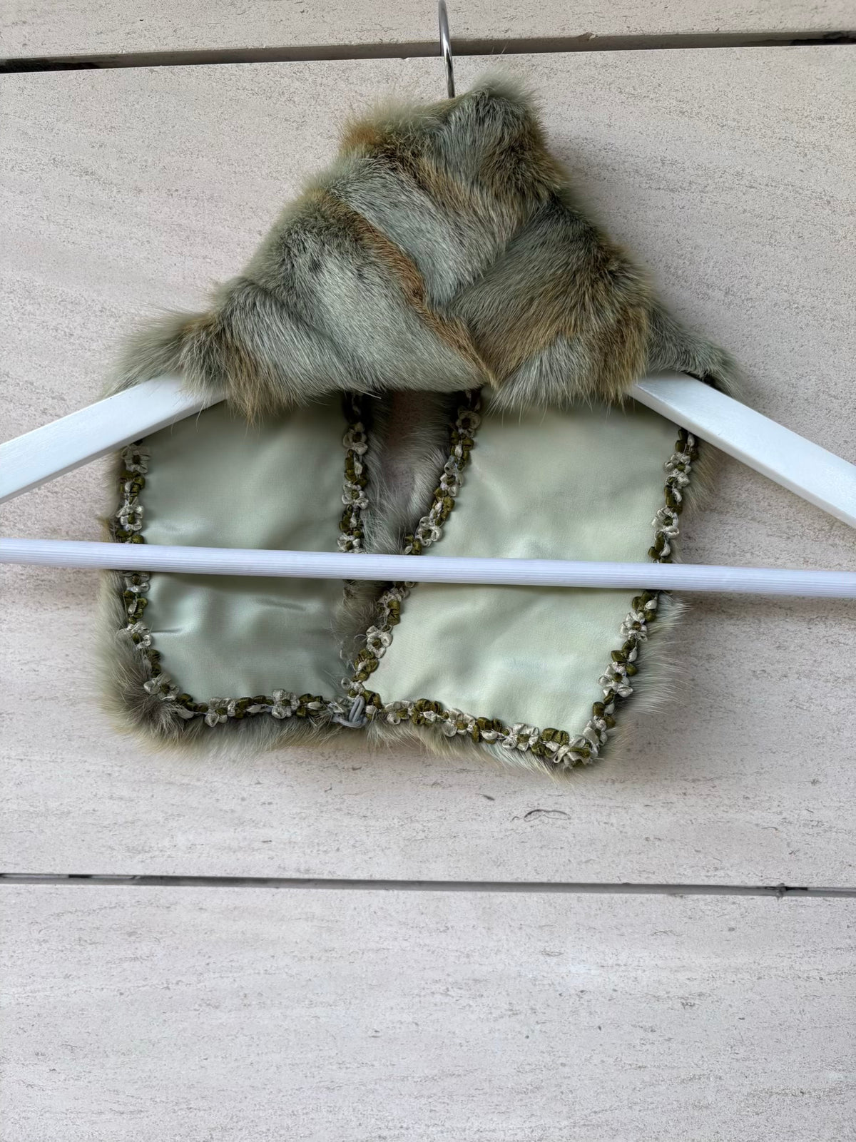 ANNE DEE GOLDIN. Cuello pelo natural