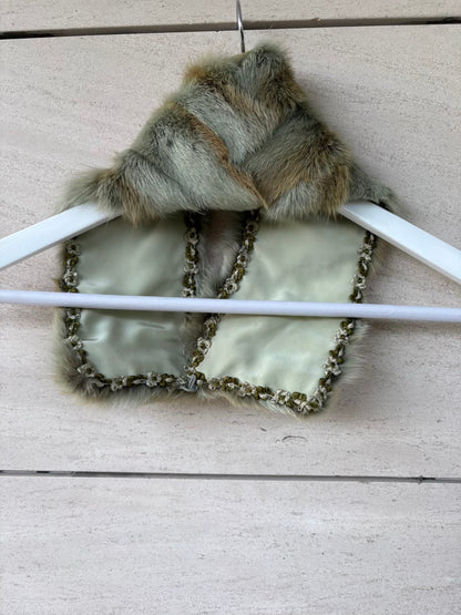 ANNE DEE GOLDIN. Cuello pelo natural
