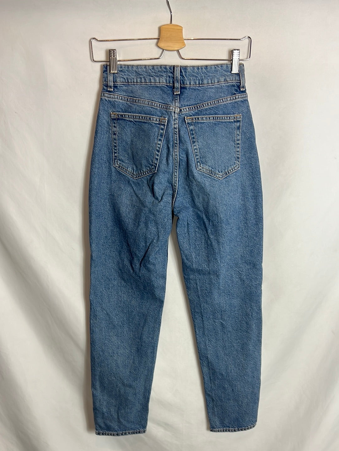 H&M. Denim estilo mom fit. T 34