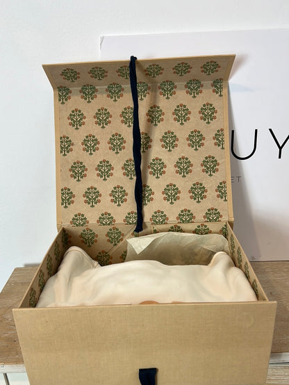 ESTEÉ LAUDER &amp; VALERIA COTONER. White sweatshirt with lettering. TM