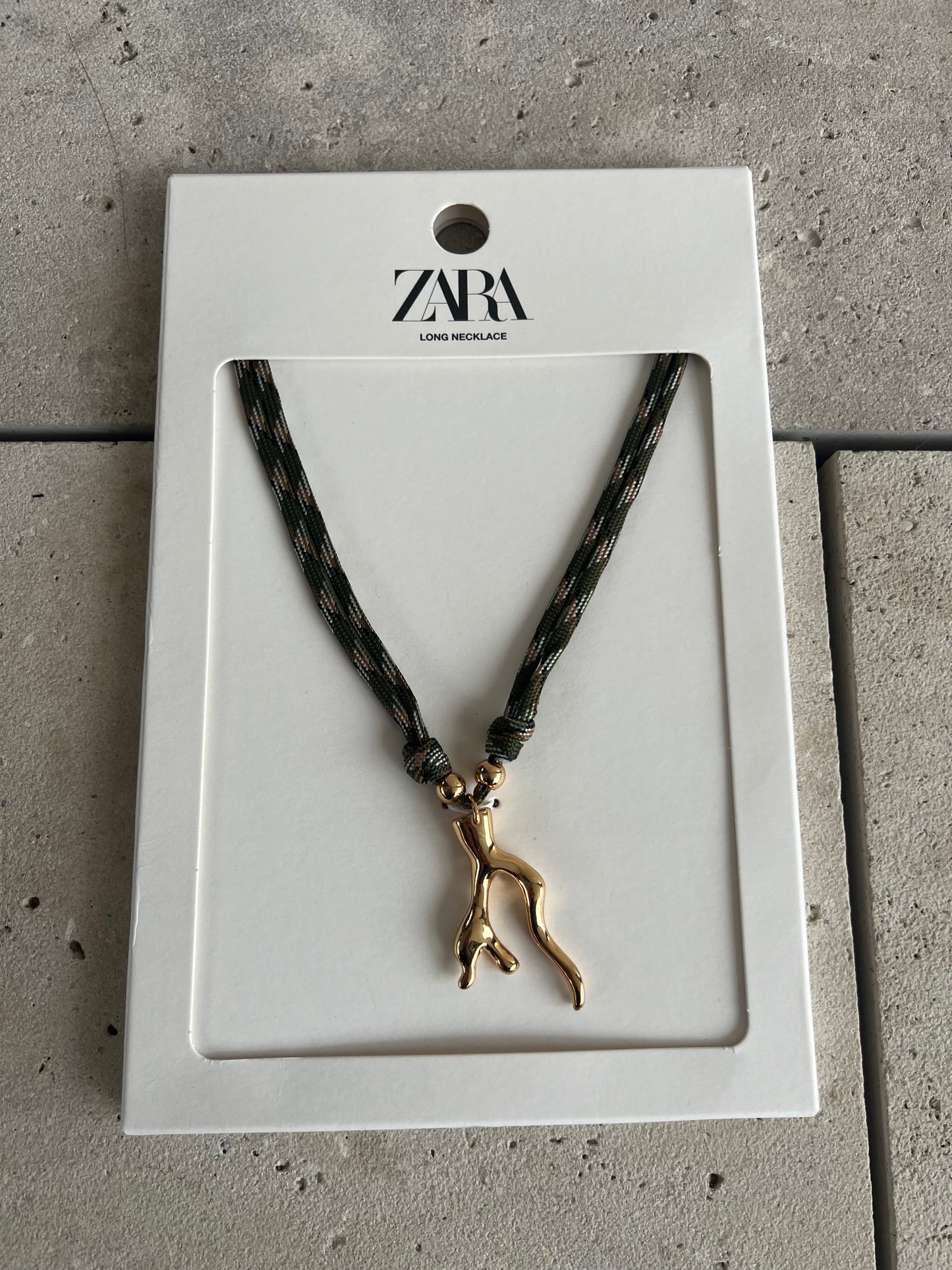 ZARA. Collar tela verde y colgante dorado. T M