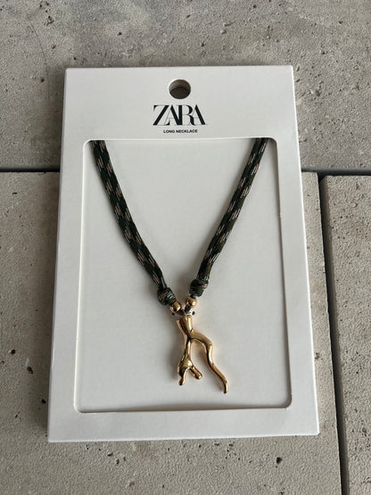 ZARA. Collar tela verde y colgante dorado. T M