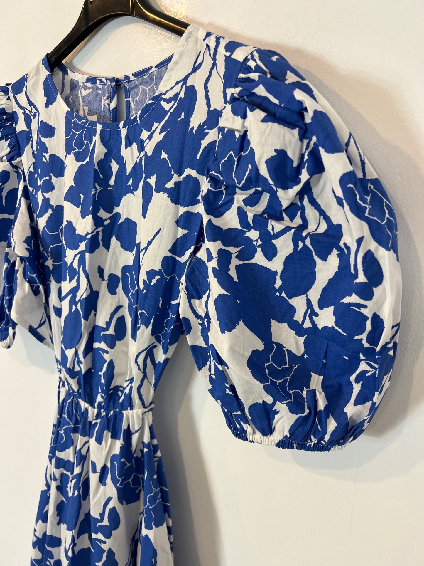 OTRAS. Vestido largo blanco y azul flores T.u(M)