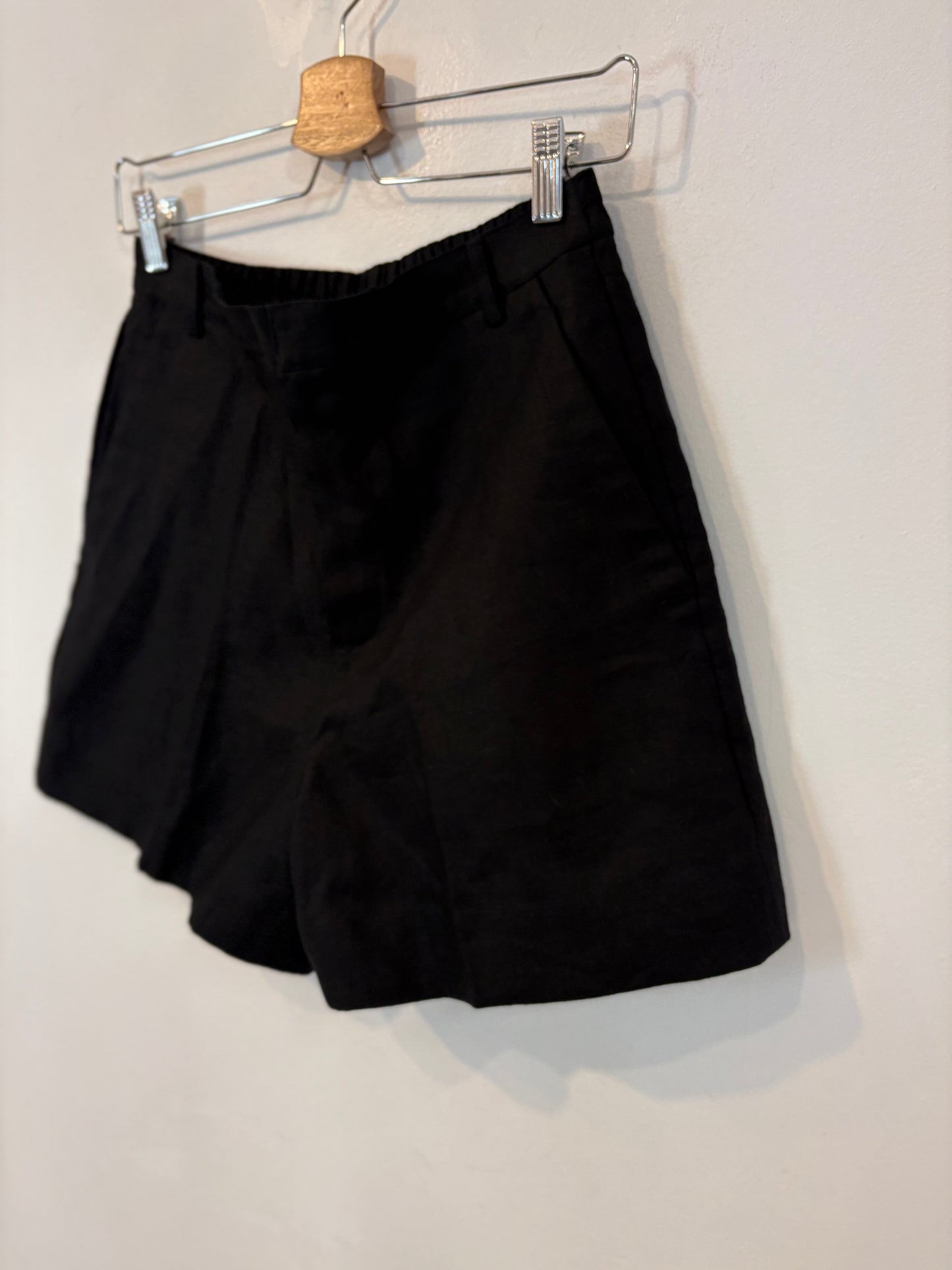 MASSIMO DUTTI. Bermuda lino en negro